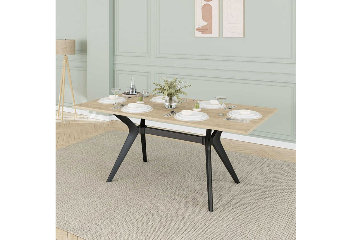 Παρουσιάζεται το τραπέζι σε μια τραπεζαρία.